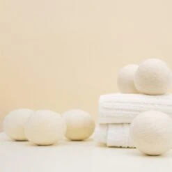 Apeiron Drogerballen - Droogballen - 6 XL Wasbollen - Droger - Duurzaam - Wasmachine - Wasverzachter - Energie Besparen - Zero Waste - Schapenvacht - Wol 24 Apeiron Drogerballen - Droogballen - 6 XL Wasbollen - Droger - Duurzaam - Wasmachine - Wasverzachter - Energie Besparen - Zero Waste - Schapenvacht - Wol -Huishoudelijke Schoonmaak 1200x1200 1491